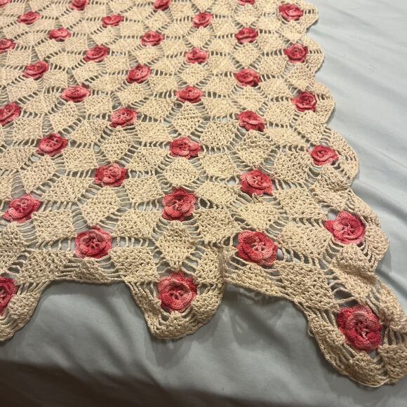 VTG Chrochet Knit Lap Blanket Coverlet 3D Flowers Scalloped Granny Cottage - Picture 6 of 6